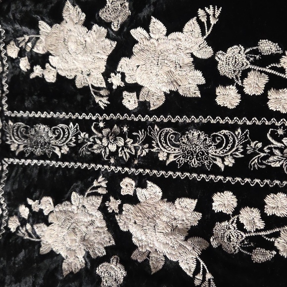 APRIL SKY Classic Black and White Plaid Women's Button Down Embroidered Shirt - Picture 4 of 6